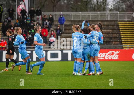 Francfort, Allemagne.06th févr. 2022.Francfort, Allemagne, février 6th SC Freiburg fêtez le deuxième but lors du match FlyerAlarm Frauen-Bundesliga 2021/2022 entre Eintracht Frankfurt et SC Freiburg au stade de Brentanobad à Francfort-sur-le-main, en Allemagne.Norina Toenges/Sports Press Phot Credit: SPP Sport Press photo./Alamy Live News Banque D'Images