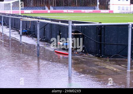 EINDHOVEN, PAYS-BAS - FÉVRIER 6 : le match a été annulé en raison d'une forte pluie lors du match Pure Energie Eredivisie Vrouwen entre PSV et Ajax au PSV Campus de Herdgang le 6 février 2022 à Eindhoven, pays-Bas (photo de Perry van de Leuvert/Orange Pictures) Banque D'Images
