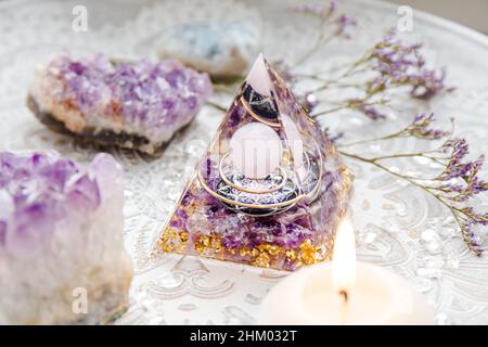 Petit autel avec Orgonite ou Orgone pyramide à l'intérieur de la maison.Convertir l'énergie négative en énergie positive et avoir des pouvoirs de guérison. Banque D'Images