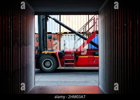 Vue d'un chariot porte-conteneur depuis l'intérieur d'un conteneur. Banque D'Images