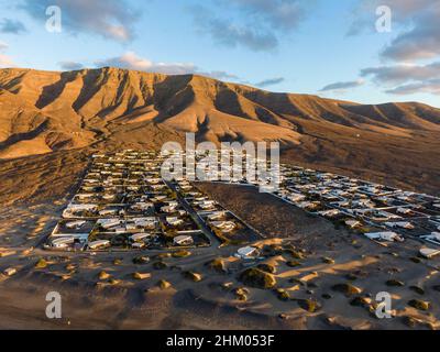 Village de Famara et montagnes de Risco de Famara en arrière-plan, Espagne Banque D'Images