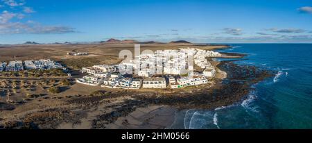 Village de Caleta de Famara dans le désert d'El Jable, Espagne Banque D'Images