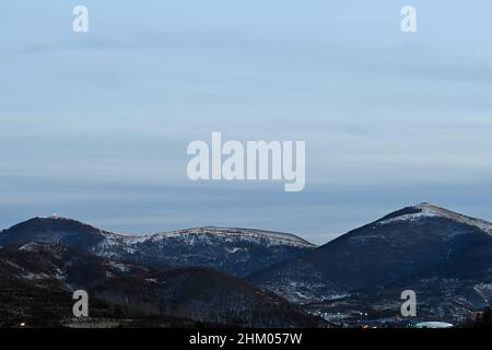 Zhangjiakou, Chine.06th févr. 2022.Vue sur la Grande Muraille de Chine illuminée.Les Jeux Olympiques d'hiver de Beijing auront lieu de 04 à 20.02.2022.Credit: Angelika Warmuth/dpa/Alamy Live News Banque D'Images