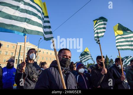 Les Pakistanais vivant en Grèce se rassemblent devant le Parlement grec en criant des slogans et en branlant les drapeaux de Kasmir pour marquer la Journée de solidarité du Cachemire, le 05 février 2022 à Athènes, Grèce.Des manifestants appartenant à la communauté pakistanaise de Grèce ont défilé en portant des panneaux et des pancartes de la place Syntagma à l'ambassade indienne d'Athènes.La Journée de solidarité du Cachemire est un jour férié observé au Pakistan le 5 février de chaque année.(Photo par Dimitris Aspiotis/Pacific Press) Banque D'Images