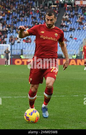 Rome, Italie.05th févr. 2022.Henrikh Mkhitaryan d'AS Roma pendant le football Serie Un match au Stadio Olimpico, AS Roma / Gênes le 5 février 2022 à Rome, Italie.(Photo par AllShotLive/Sipa USA) crédit: SIPA USA/Alay Live News Banque D'Images