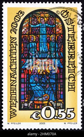 AUTRICHE - VERS 2003: Un timbre imprimé en Autriche montre la naissance du Christ, vitrail (1951) de Fritz Krcal dans l'église paroissiale de Hohenem Banque D'Images