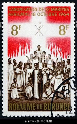 BURUNDI - VERS 1964 : un timbre imprimé au Burundi montre les martyrs Saintés, canonisation de 22 martyrs africains, vers 1964 Banque D'Images