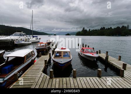 Windermere est un grand lac situé dans le parc national de Cumbria Lake District, dans le nord-ouest de l'Angleterre.Il est entouré de pics de montagne et de villages, y compris Bown Banque D'Images