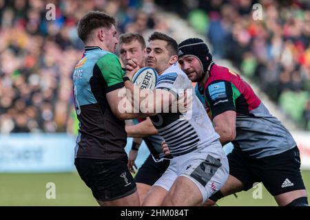 LONDRES, ROYAUME-UNI.06th, février 2022.Rohan Janse van Rensburg de sale Sharks (au centre) est attaqué pendant Harlequins vs sale Sharks - Gallagher Premiership Rugby au Stade Stoop, le dimanche 06 février 2022.LONDRES, ANGLETERRE.Credit: Taka Wu/Alay Live News Banque D'Images