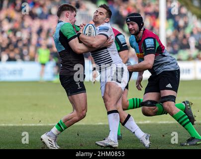 LONDRES, ROYAUME-UNI.06th, février 2022.Rohan Janse van Rensburg de sale Sharks (au centre) est attaqué pendant Harlequins vs sale Sharks - Gallagher Premiership Rugby au Stade Stoop, le dimanche 06 février 2022.LONDRES, ANGLETERRE.Credit: Taka Wu/Alay Live News Banque D'Images