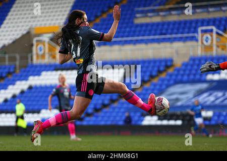 BIRMINGHAM, ROYAUME-UNI.FÉV 6th Shannon O'Brien, de Leicester City, bloque le ballon tandis que la gardienne de Birmingham City, Emily Ramsey, tente de nettoyer ses lignes pendant le match de Barclays FA Women's Super League entre Birmingham City et Leicester City à St Andrews, Birmingham, le dimanche 6th février 2022.(Crédit : Kieran Riley | INFORMATIONS MI) crédit : INFORMATIONS MI et sport /Actualités Alay Live Banque D'Images