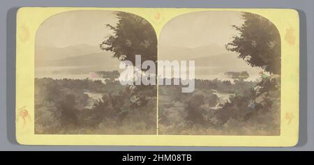 Art inspiré par la vue sur le lac majeur et les îles Borromées de Stresa, le Lac et les Iles Borromées, vue pry à Stresa, Alpi Italiane, Alpes Italiennes, Ernest Eléonor Pierre Lamy, Stresa, 1861 - 1878, carton, papier, Imprimé albumine, hauteur 87 mm × largeur 178 mm, oeuvres classiques modernisées par Artotop avec une touche de modernité. Formes, couleur et valeur, impact visuel accrocheur sur l'art émotions par la liberté d'œuvres d'art d'une manière contemporaine. Un message intemporel qui cherche une nouvelle direction créative. Artistes qui se tournent vers le support numérique et créent le NFT Artotop Banque D'Images