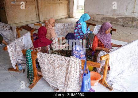 Rembang, Indonésie - février 2022 : la technique de fabrication du batik par l'écriture à l'aide d'un outil de cantage. Le canting se compose de nyamplung, cucucuk, gagang. Banque D'Images