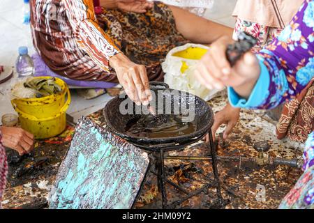 La technique de fabrication de batik par écriture à l'aide d'un outil de cantage. Le cantage se compose de nyampung, cucucuk, gagang ou de poignées en cuivre, bambou et cire. Banque D'Images