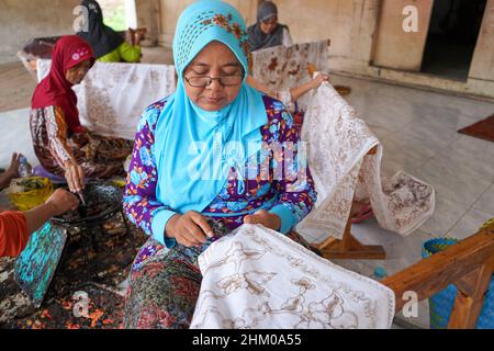 Rembang, Indonésie - février 2022 : la technique de fabrication du batik par l'écriture à l'aide d'un outil de cantage. Le canting se compose de nyamplung, cucucuk, gagang. Banque D'Images