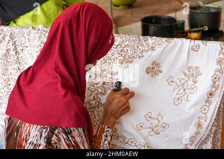 La technique de fabrication de batik par écriture à l'aide d'un outil de cantage. Le cantage se compose de nyampung, cucucuk, gagang ou de poignées en cuivre, bambou et cire. Banque D'Images