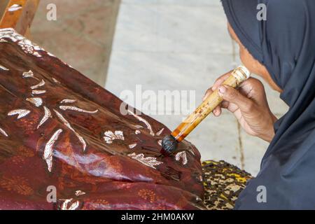 La technique de fabrication de batik par écriture à l'aide d'un outil de cantage. Le cantage se compose de nyampung, cucucuk, gagang ou de poignées en cuivre, bambou et cire. Banque D'Images