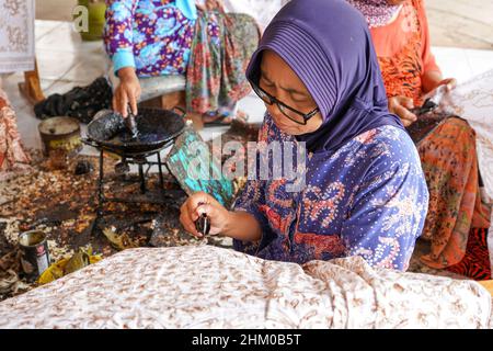 Rembang, Indonésie - février 2022 : la technique de fabrication du batik par l'écriture à l'aide d'un outil de cantage. Le canting se compose de nyamplung, cucucuk, gagang. Banque D'Images