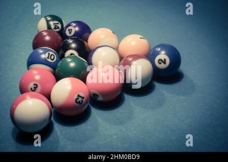 Jeu de billard - boules de forme triangulaire sur une table Banque D'Images