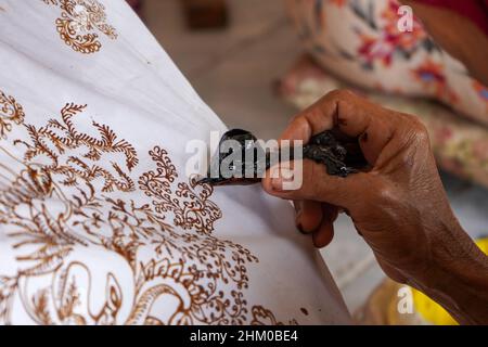 La technique de fabrication de batik par écriture à l'aide d'un outil de cantage. Le cantage se compose de nyampung, cucucuk, gagang ou de poignées en cuivre, bambou et cire. Banque D'Images