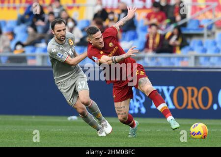 5th février 2022 ; stade Olimpico, Rome, Italie ; série A football,AS Roma versus Genoa CFC; Milan Badelj de Gênes CFC battu par le rythme de Nicol&#xf2; Zaniolo de AS Roma Banque D'Images