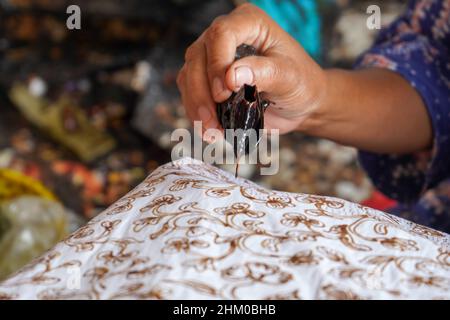 La technique de fabrication de batik par écriture à l'aide d'un outil de cantage. Le cantage se compose de nyampung, cucucuk, gagang ou de poignées en cuivre, bambou et cire. Banque D'Images