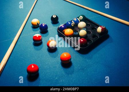 Jeu de billard - boules et bâtons sur une table Banque D'Images