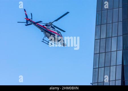 Wien, Vienne: Hélicoptère pour le tournage du film Netflix "Tyler Rake – extraction" avec l'acteur Chris Hemsworth devant le gratte-ciel DC Tower 1, hélicoptère Banque D'Images