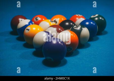 Jeu de billard - boules de forme triangulaire sur une table Banque D'Images