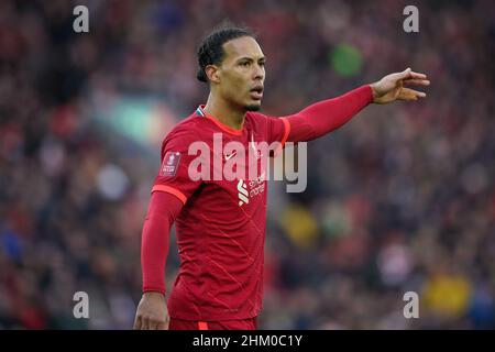 Virgile van Dijk de Liverpool en action lors du quatrième tour de la coupe Emirates FA à Anfield, Liverpool.Date de la photo: Dimanche 6 février 2022. Banque D'Images