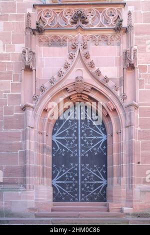 Porte de l'église Saint-Pierre et Paul, Eltville, Rheingau, Hesse, Allemagne Banque D'Images