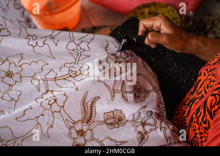 La technique de fabrication de batik par écriture à l'aide d'un outil de cantage. Le cantage se compose de nyampung, cucucuk, gagang ou de poignées en cuivre, bambou et cire. Banque D'Images