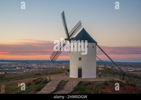 Moulin au crépuscule. Alcazar de San Juan, province de Ciudad Real, Castilla la Mancha, Espagne. Banque D'Images