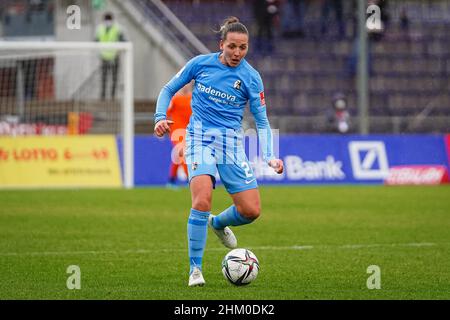 Francfort, Allemagne.06th févr. 2022.Francfort, Allemagne, février 6th Lisa Karl (2 Freiburg) contrôle le ballon lors du match FlyerAlarm Frauen-Bundesliga 2021/2022 entre Eintracht Frankfurt et SC Freiburg au stade de Brentanobad à Francfort-sur-le-main, en Allemagne.Norina Toenges/Sports Press Phot Credit: SPP Sport Press photo./Alamy Live News Banque D'Images