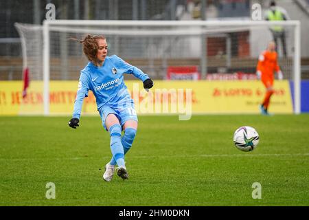 Francfort, Allemagne.06th févr. 2022.Francfort, Allemagne, février 6th Lisa Kolb (18 Freiburg) prend le ballon lors du match FlyerAlarm Frauen-Bundesliga 2021/2022 entre Eintracht Frankfurt et SC Freiburg au stade de Brentanobad à Francfort-sur-le-main, en Allemagne.Norina Toenges/Sports Press Phot Credit: SPP Sport Press photo./Alamy Live News Banque D'Images