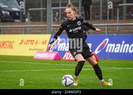 Francfort, Allemagne.06th févr. 2022.Francfort, Allemagne, février 6th Sophia Kleherne (4 Francfort) contrôle le ballon lors du match FlyerAlarm Frauen-Bundesliga 2021/2022 entre Eintracht Frankfurt et SC Freiburg au stade de Brentanobad à Francfort-sur-le-main, en Allemagne.Norina Toenges/Sports Press Phot Credit: SPP Sport Press photo./Alamy Live News Banque D'Images