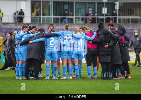 Francfort, Allemagne.06th févr. 2022.Francfort, Allemagne, février 6th l'équipe de SC Freiburg se rencontre après avoir remporté le match FlyerAlarm Frauen-Bundesliga 2021/2022 entre Eintracht Frankfurt et SC Freiburg au stade de Brentanobad à Francfort-sur-le-main, en Allemagne.Norina Toenges/Sports Press Phot Credit: SPP Sport Press photo./Alamy Live News Banque D'Images