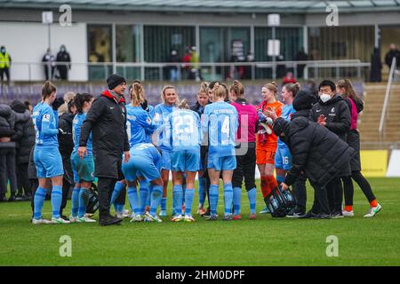 Francfort, Allemagne.06th févr. 2022.Francfort, Allemagne, février 6th l'équipe de SC Freiburg se rencontre après avoir remporté le match FlyerAlarm Frauen-Bundesliga 2021/2022 entre Eintracht Frankfurt et SC Freiburg au stade de Brentanobad à Francfort-sur-le-main, en Allemagne.Norina Toenges/Sports Press Phot Credit: SPP Sport Press photo./Alamy Live News Banque D'Images