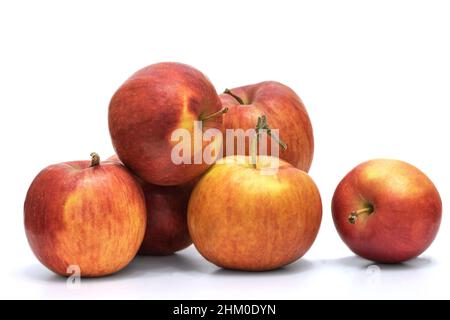 Image de pommes rouges mûres sur fond blanc Banque D'Images
