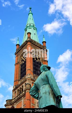 Statue en bronze d'Otto von Bismarck à Düsseldorf/Allemagne, dévoilée en 1899. L'église de la ville de Johanneskirche est en arrière-plan. Banque D'Images