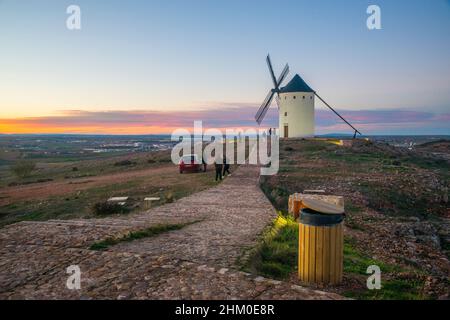 Moulin au crépuscule. Alcazar de San Juan, province de Ciudad Real, Castilla la Mancha, Espagne. Banque D'Images