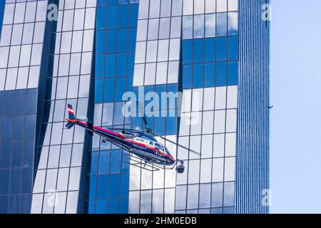 Wien, Vienne: Hélicoptère pour le tournage du film Netflix "Tyler Rake – extraction" avec l'acteur Chris Hemsworth devant le gratte-ciel DC Tower 1, hélicoptère Banque D'Images