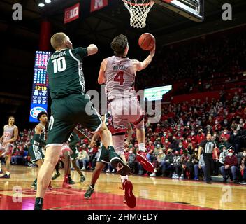 Piscataway, New Jersey, États-Unis.6th févr. 2022.Rutgers Scarlet Chevaliers gardien Paul Mulcahy (4) fait une mise à pied inverse que l'État du Michigan Spartans avance Joey Hauser (10) tente de défendre dans la deuxième moitié pendant l'action Big Ten basket-ball entre les Spartans de l'État du Michigan et les Rutgers Scarlet Knights à Jersey Mikes Arena à Piscataway,New Jersey le samedi 5 2022 février.Rutgers bouleverser l'État du Michigan 84-63.Duncan Williams/CSM/Alamy Live News Banque D'Images