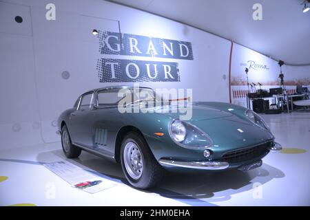 Museo Casa Enzo Ferrari (également connu sous le nom de Museo Enzo Ferrari) est un musée à Modène, en Italie, axé sur la vie et le travail d'Enzo Ferrari, le fondateur de la marque de voitures de sport Ferrari le 5 février 2022.Le complexe du musée comprend deux bâtiments séparés, une ancienne maison et un atelier appartenant au père d'Enzo Ferrari, et un nouveau bâtiment conçu par la pratique architecturale future Systems.Le nouveau bâtiment de 6 000 mètres carrés (65 000 pieds carrés) abrite, dans une grande galerie, une exposition permanente présentant certaines des automobiles Ferrari les plus remarquables, y compris les voitures rares de la Formule 1950s Banque D'Images