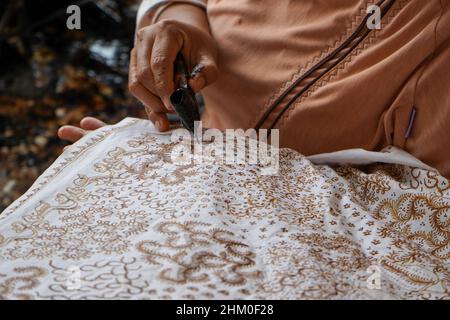 La technique de fabrication de batik par écriture à l'aide d'un outil de cantage. Le cantage se compose de nyampung, cucucuk, gagang ou de poignées en cuivre, bambou et cire. Banque D'Images