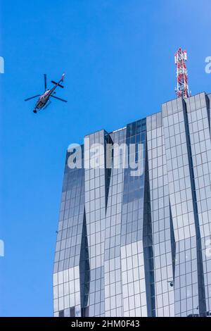 Wien, Vienne: Hélicoptère pour le tournage du film Netflix "Tyler Rake – extraction" avec l'acteur Chris Hemsworth devant le gratte-ciel DC Tower 1, hélicoptère Banque D'Images