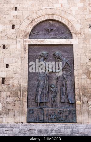 Portail arrière de la cathédrale de Teramo avec bas reliefs Banque D'Images