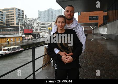 Eric Sindermann (33) alias Dr. Sindsen, ex-Profi-Handballer und heutiger Modedesigner mit Freundin Katharina (26) alias Katha Hambu kamen zum Wochenend-B. Banque D'Images