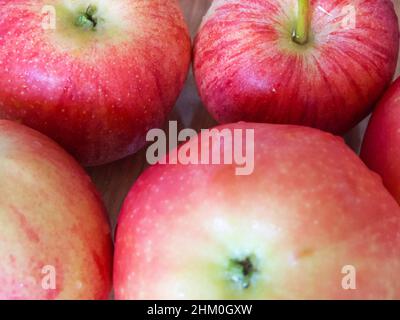 Macro photo de pommes rouges mûres de variétés de gala et de Ligol.Gros plan Apple. Banque D'Images