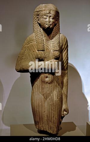 Statue égyptienne d'une reine portant une robe accrochée, grès, période Ptolemaic (332-30 av. J.-C.). Égypte (Museo Egizio di Torino Italie) Banque D'Images